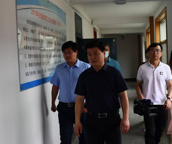 李区长查看区教育考试中心保密室