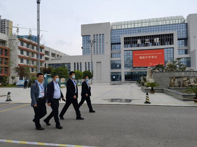 渭南市教育考试中心主任张炜现场巡查指导考试工作
