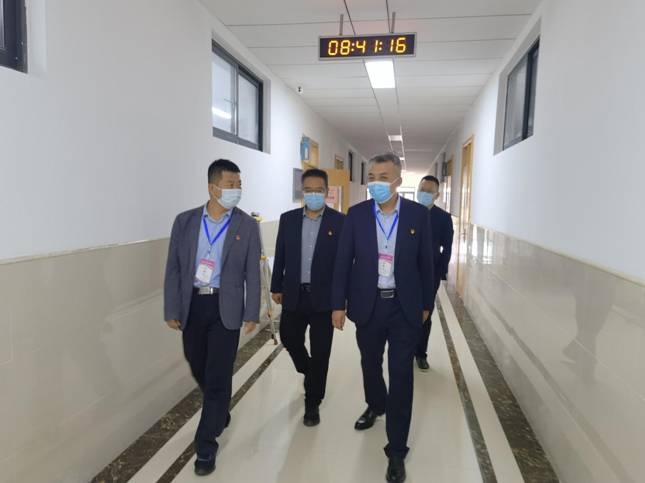 临渭区教育局党工委委员王玉新现场巡查指导考试工作